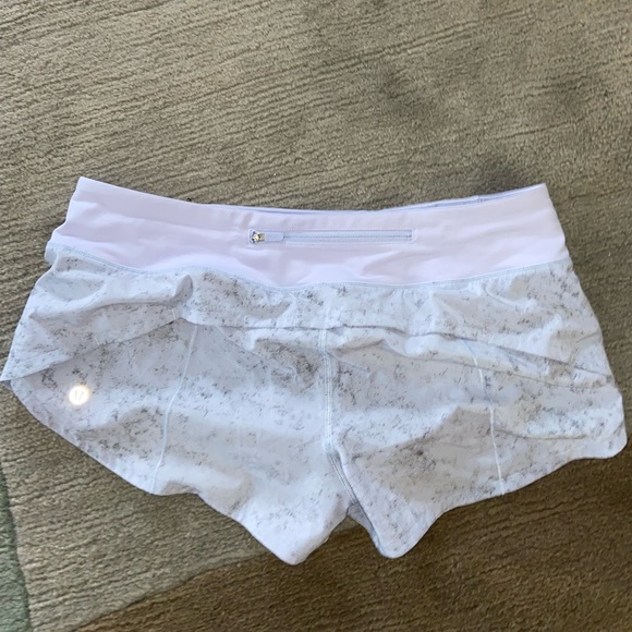 Lululemon low rise speed up short 2.5” - Picture 2 of 2